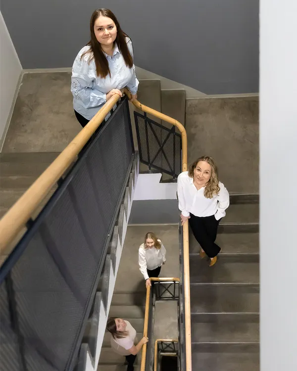 Mandaatin tiimi portaikossa